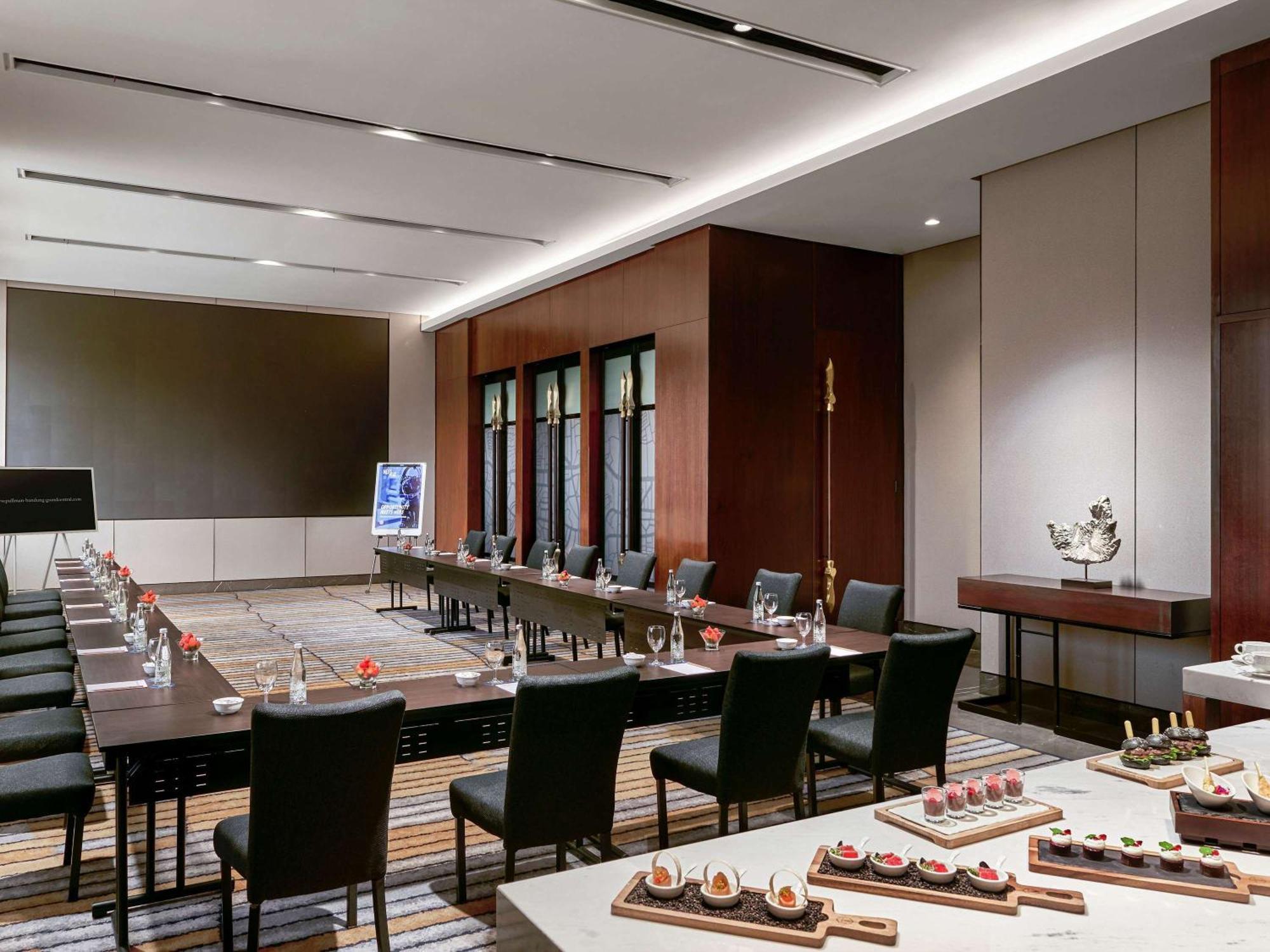 Pullman Bandung Grand Central Exteriör bild